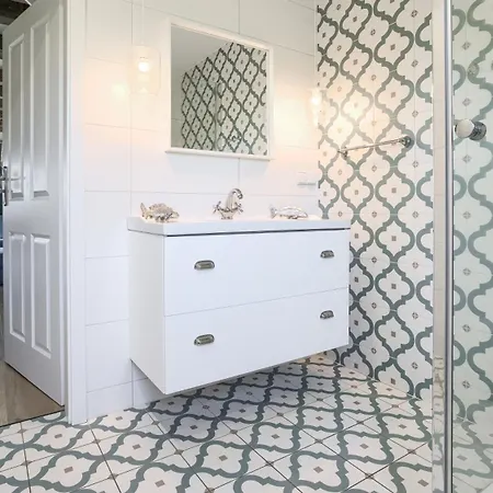 Dom Cayetano, Sun & Snow